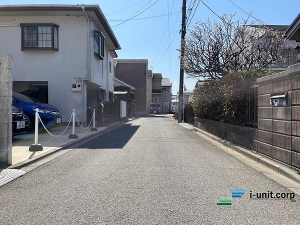 閑静な住宅の前面道路です。