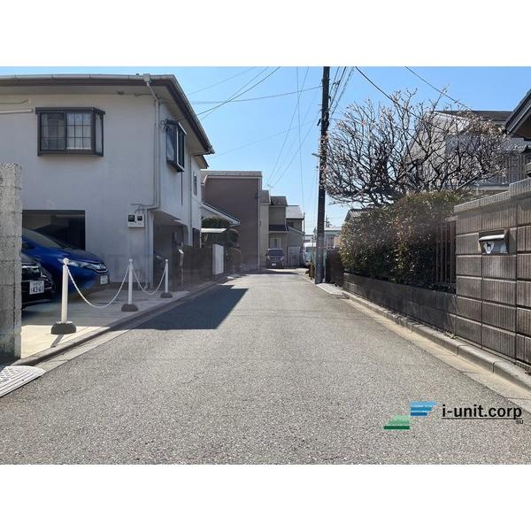 閑静な住宅の前面道路です。