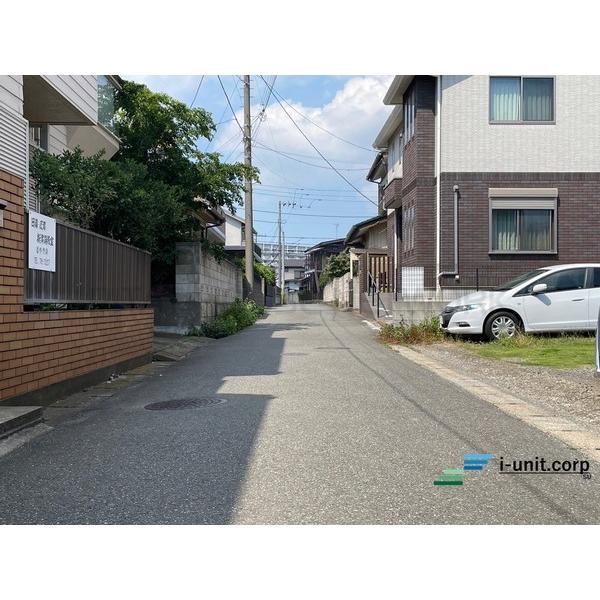 閑静な住宅街にある前面道路です。