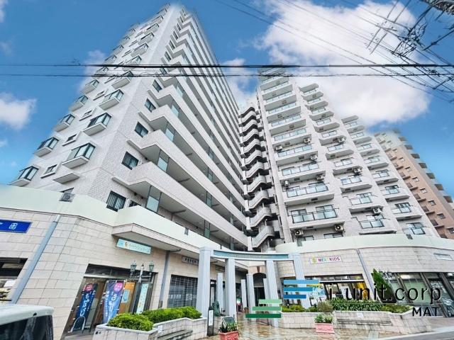 １階には様々な商業施設があり、活気づいています！