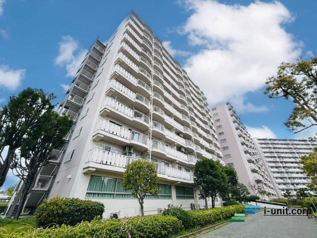 閑静な住宅街に佇む大規模マンションです。