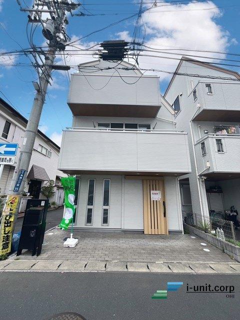 駅周辺には商業施設が多数点在しており、周辺にはニッケコルトンプラザがあるなど生活環境が充実しています