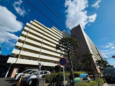 本物件は閑静な住宅街に位置しています。落ち着いた生活ができそうですね。