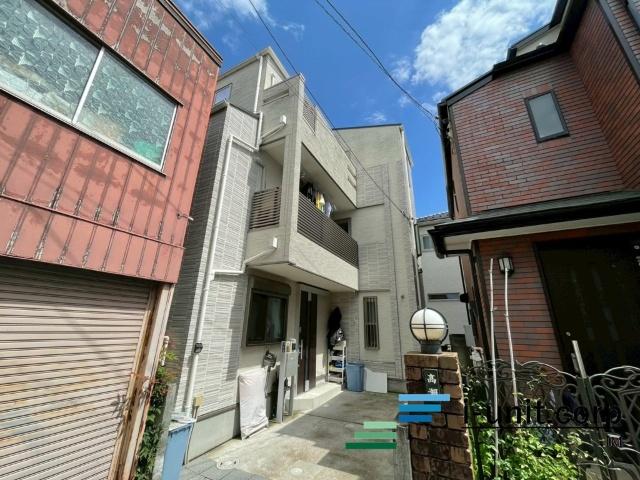 大通りから一本入った、閑静な住宅街です。