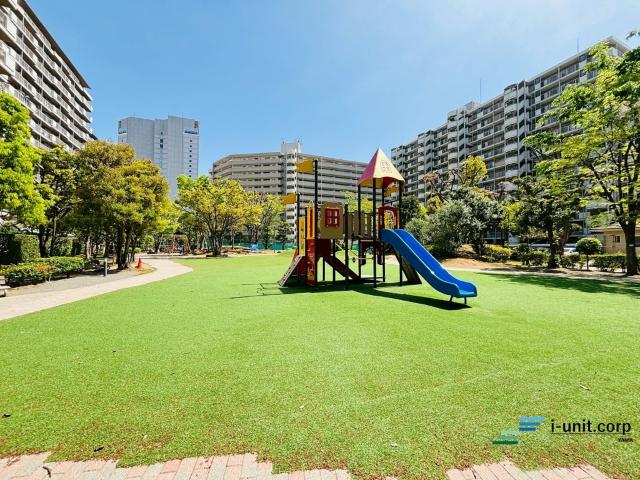 遊具やテニスコートも完備した公園です。