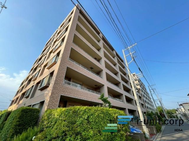 大通りから一本入った、閑静な住宅街です。