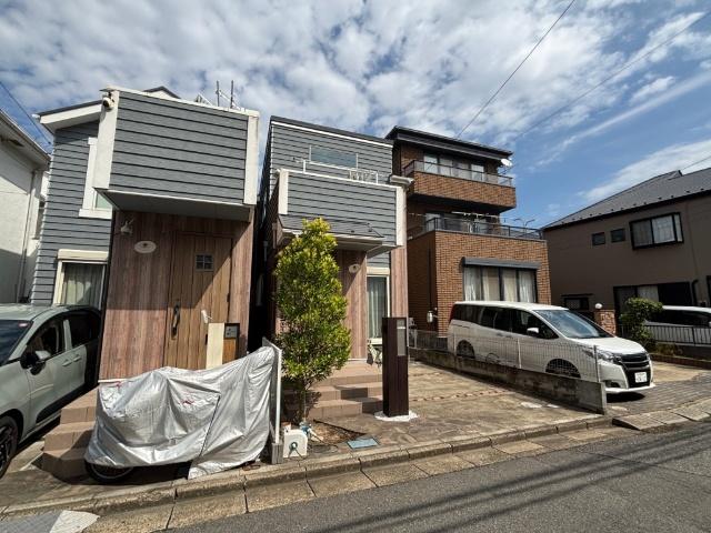 閑静な住宅街に佇む築浅戸建です。