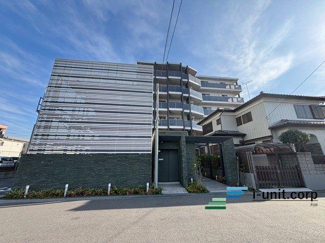 周辺には買い物施設や飲食店、金融機関、クリニックなど暮らしに必要な施設が充実、生活利便性良好です。