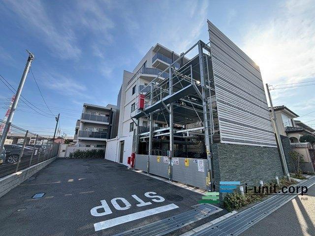 敷地内に機械式駐車場が15台分、屋内屋根付き駐輪場78台分が備わっています。