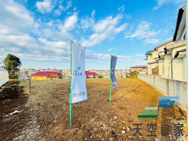 本物件は閑静な住宅街に位置しています。落ち着いた生活ができそうですね。