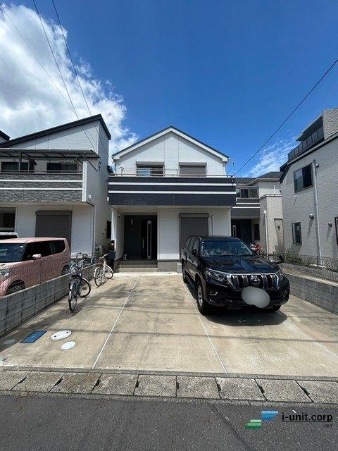 駐車場並列で2台可能です。