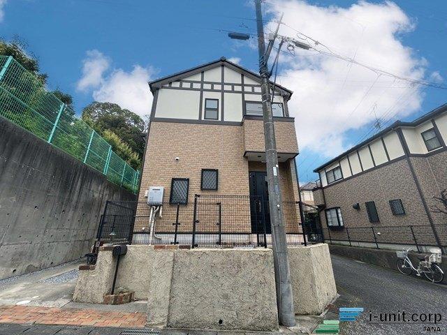 大きなウォークインクローゼット2つに加え、5つもの収納スペースがあります。