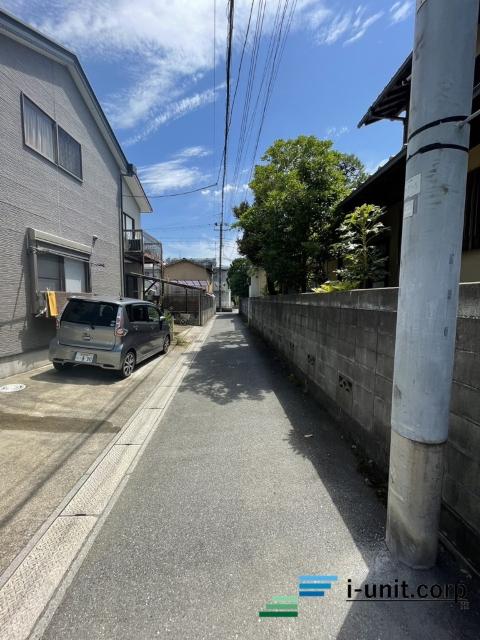 広々とした前面道路です