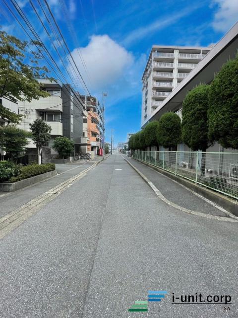 広々とした前面道路です