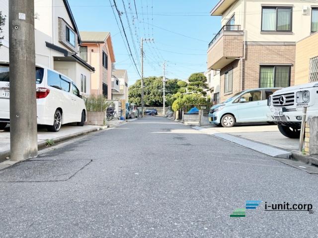 閑静な住宅街にある前面道路です。