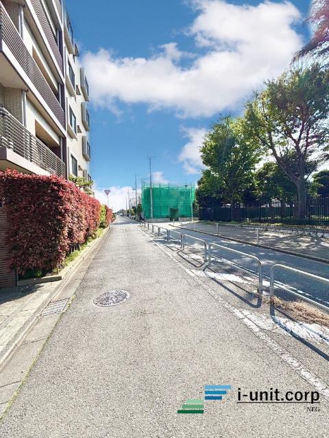 プライヴェル東中山 前面道路含む現地写真