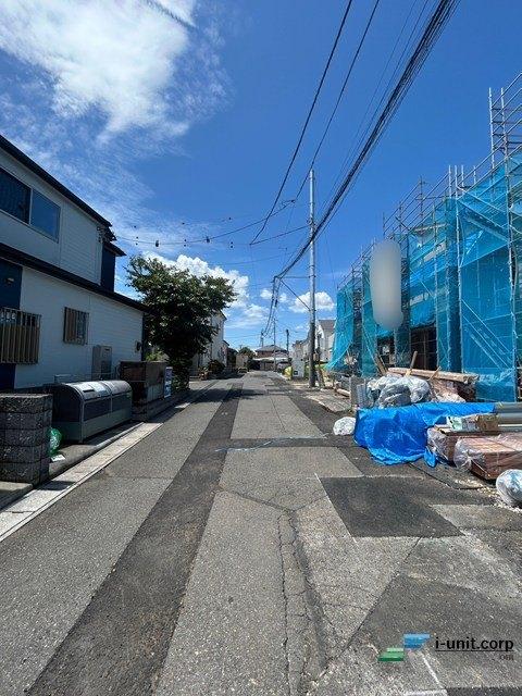 松戸市和名ヶ谷　新築戸建 前面道路含む現地写真