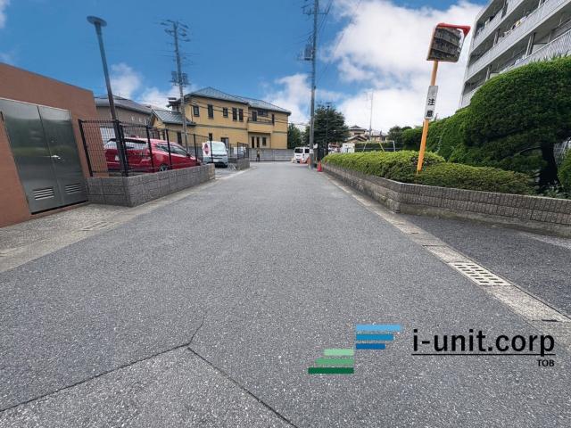ルネ南市川 前面道路含む現地写真
