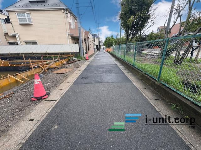 市川市大洲４丁目　新築戸建 前面道路含む現地写真