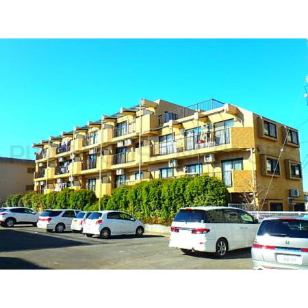 周辺は戸建てとマンションが建ち並ぶ住宅街