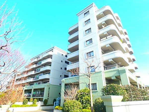 緑豊かな丘の上に建つマンションです。