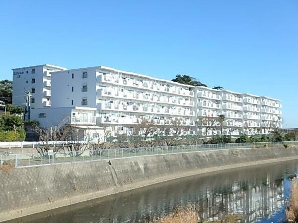 リバーサイドに堂々と建つマンションです。
