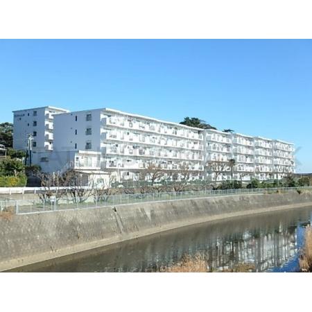 リバーサイドに堂々と建つマンションです。