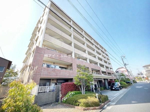 お洒落な内外装のマンションです。