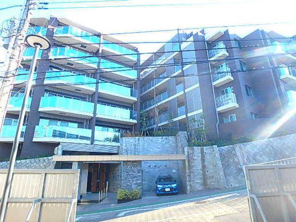 落ち着いた色遣いの外観です。