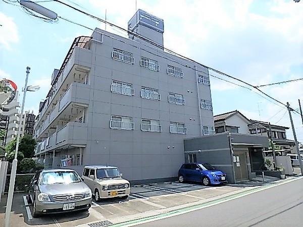 明るい光が差し込む5階建マンションです。