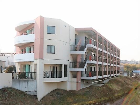 3階建てマンションです。