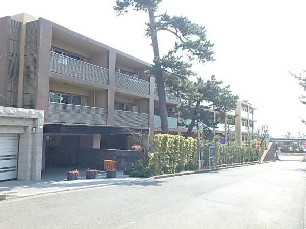 高台に佇むマンションです。