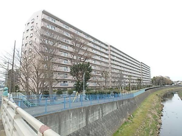 川沿いに佇むマンションです。