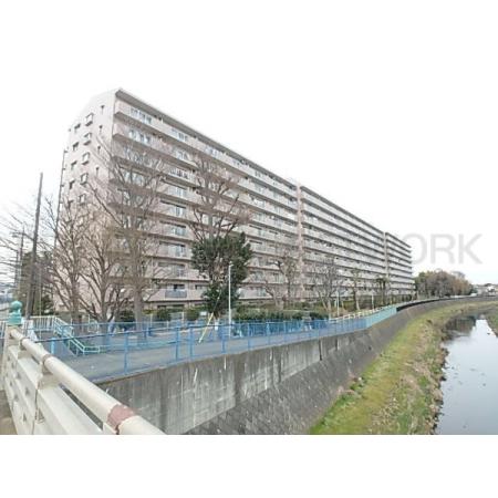 川沿いに佇むマンションです。