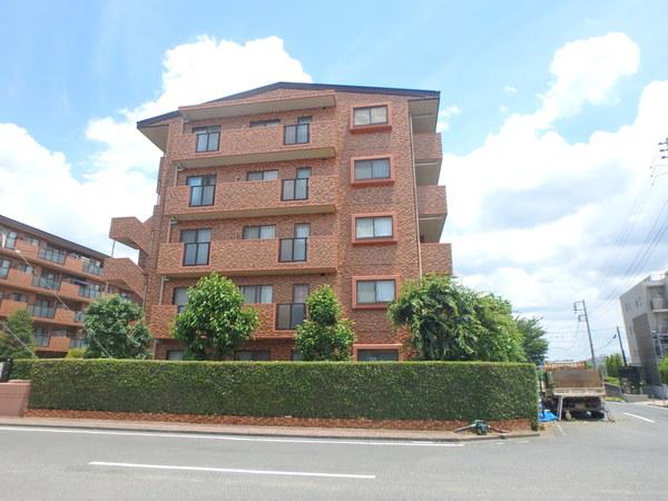 閑静な住宅街にあるマンションです。