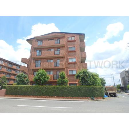 閑静な住宅街にあるマンションです。