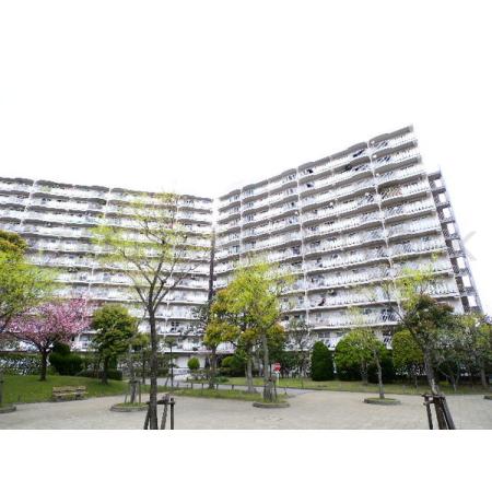 JR京葉線「新浦安」駅徒歩13分。