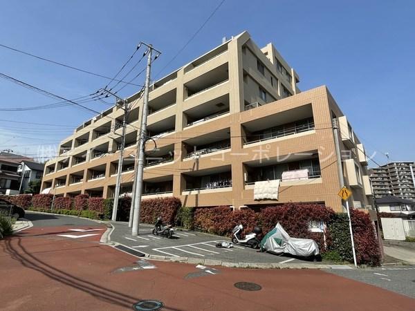 最寄り駅は新京成線薬園台駅です。