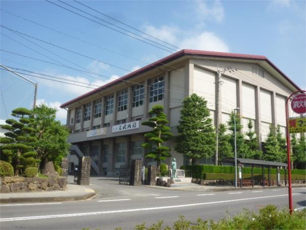 長崎県立諫早高校：839m