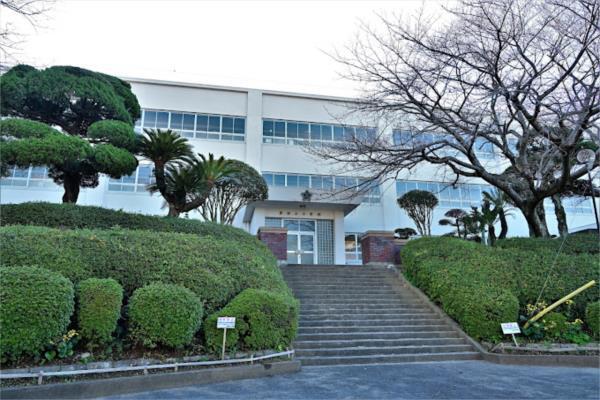 諫早市立真津山小学校：221m