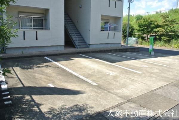ベルクハウス青葉台（201） 駐車場