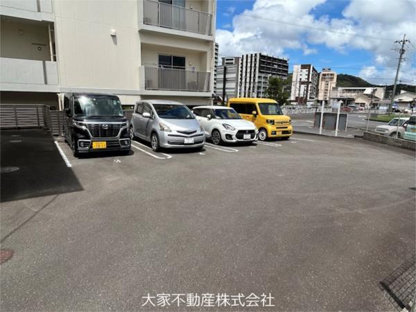 シャルール（101） 駐車場