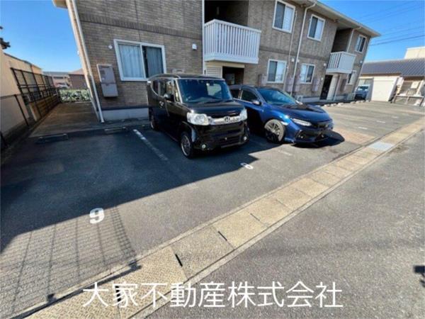 メゾン・ラ・パトリアF（103） 駐車場