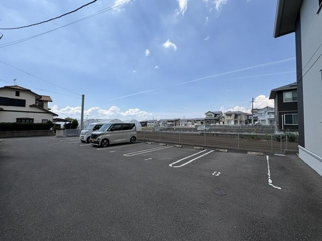 ルミエールテラス大村（101） 駐車場