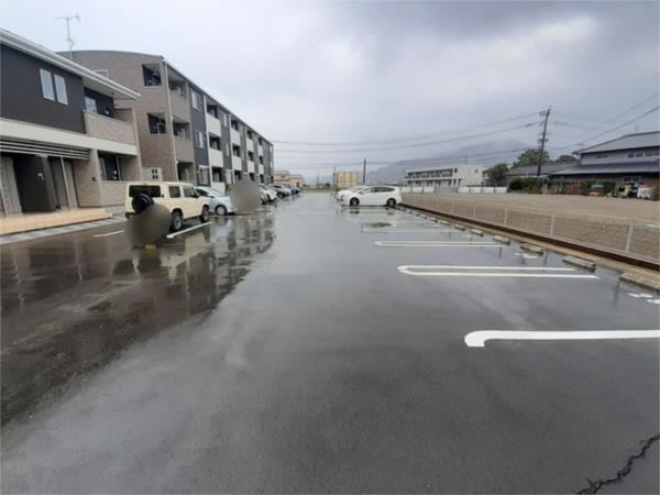 グランドソレイユ　川内　II（204） 駐車場
