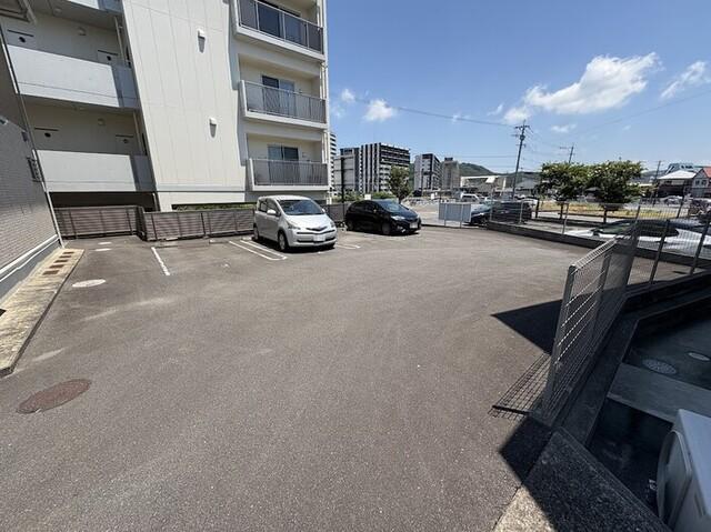 シャルール（101） 駐車場