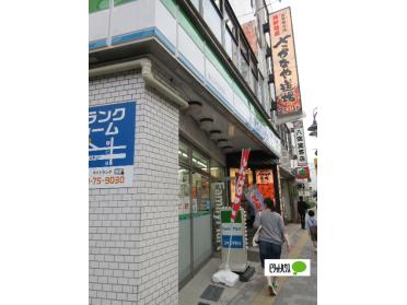 ファミリーマート都立大学駅前店：225m