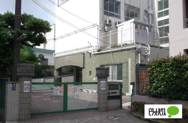 目黒区立第十一中学校：704m