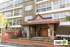 目黒区立第八中学校：570m