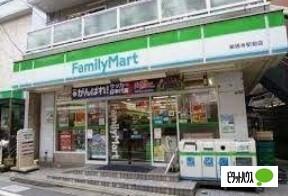 ファミリーマート緑が丘駅前店：661m